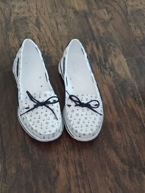 Women’s White Nautical Print Slip-On Loafers with Navy Bow